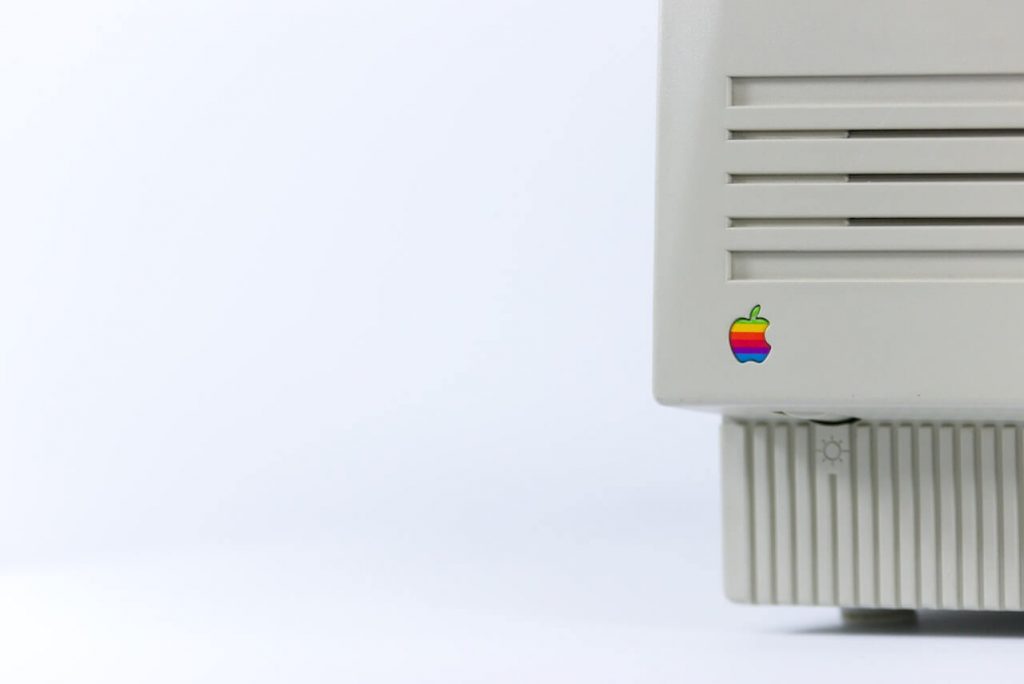 Una imagen de un viejo ordenador Apple con el clásico logotipo arco iris de Apple, que representa los primeros días de la icónica marca Apple.