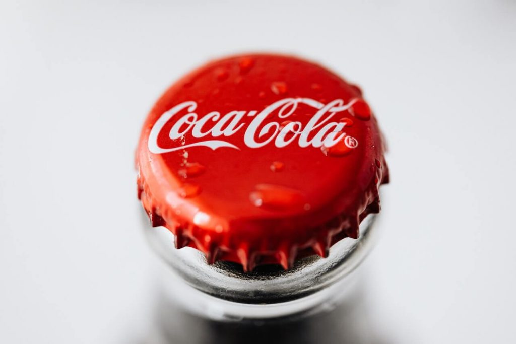 Una imagen de una Coca-Cola, con el logotipo icónico de la marca.