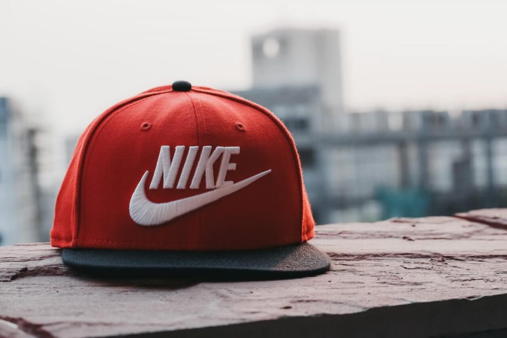 Una imagen de una gorra de Nike, con el logotipo de Nike bordado en la parte delantera.