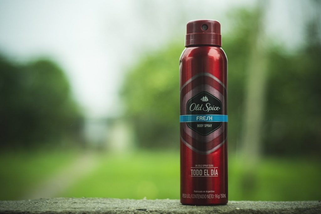 Una imagen de una lata de desodorante Old Spice Fresh, con el logotipo distintivo de la marca y el diseño del envase.