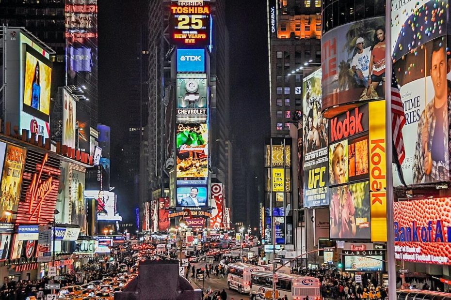 Una imagen de Times Square, una vibrante y bulliciosa zona de Nueva York conocida por sus icónicas vallas publicitarias, sus brillantes luces y su bulliciosa multitud.