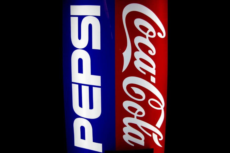 Dos carteles: Uno con el logotipo de Coca-Cola y otro con el de Pepsi