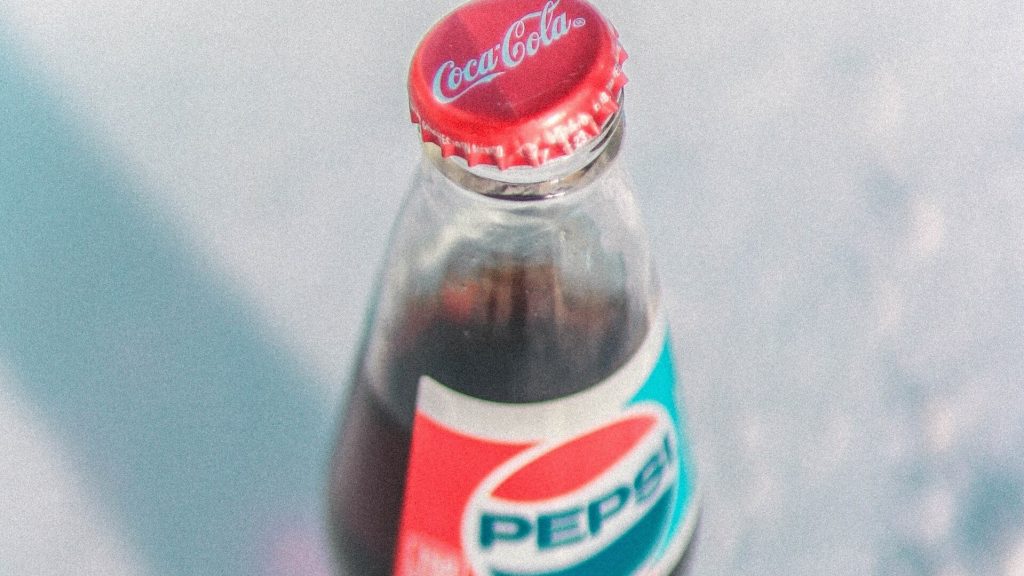 Una botella de Pepsi con un tapón de Coca-Cola